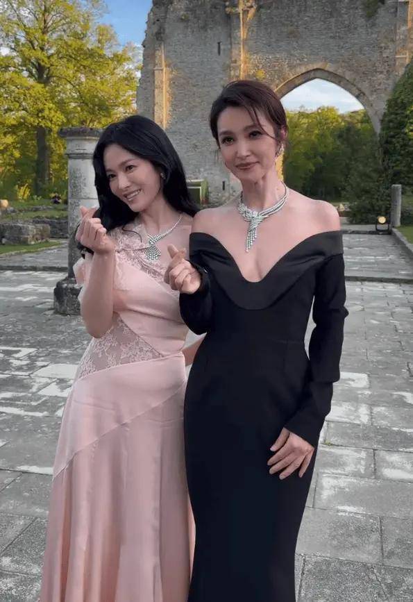 股票配资炒股交流 45岁宋慧乔长发回归！同框50+李冰冰苏菲玛索，这状态谁看了不夸